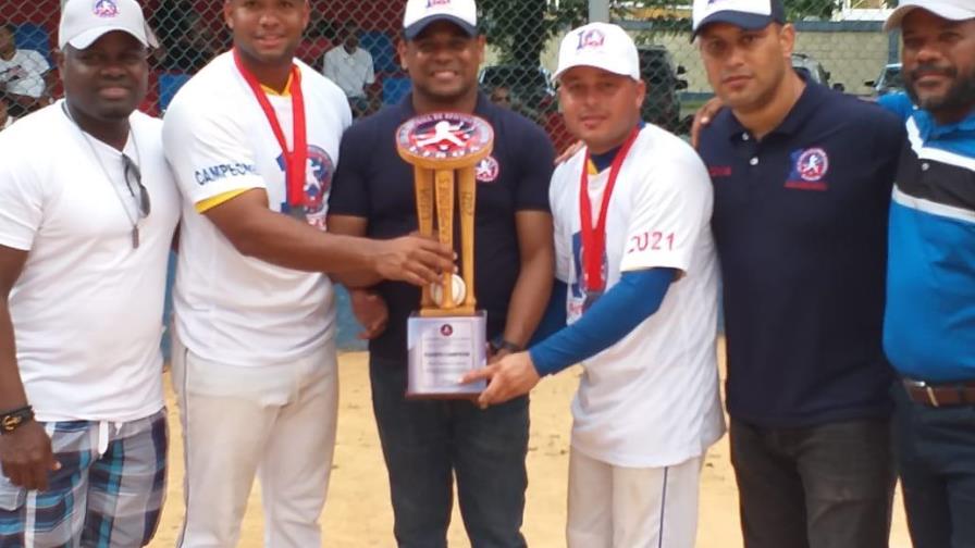 Monarcas se coronan campeón en softbol de oficiales académicos de las FFAA y la PN Monarcas se coronan campeón en softbol de oficiales académicos de las FFAA y la PN