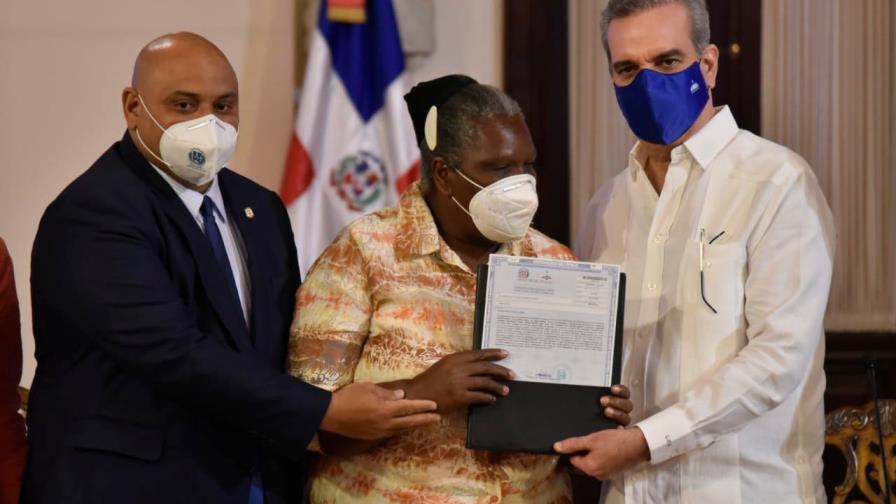Abinader entrega títulos de propiedad a 256 familias en Monte Plata Abinader entrega títulos de propiedad a 256 familias en Monte Plata