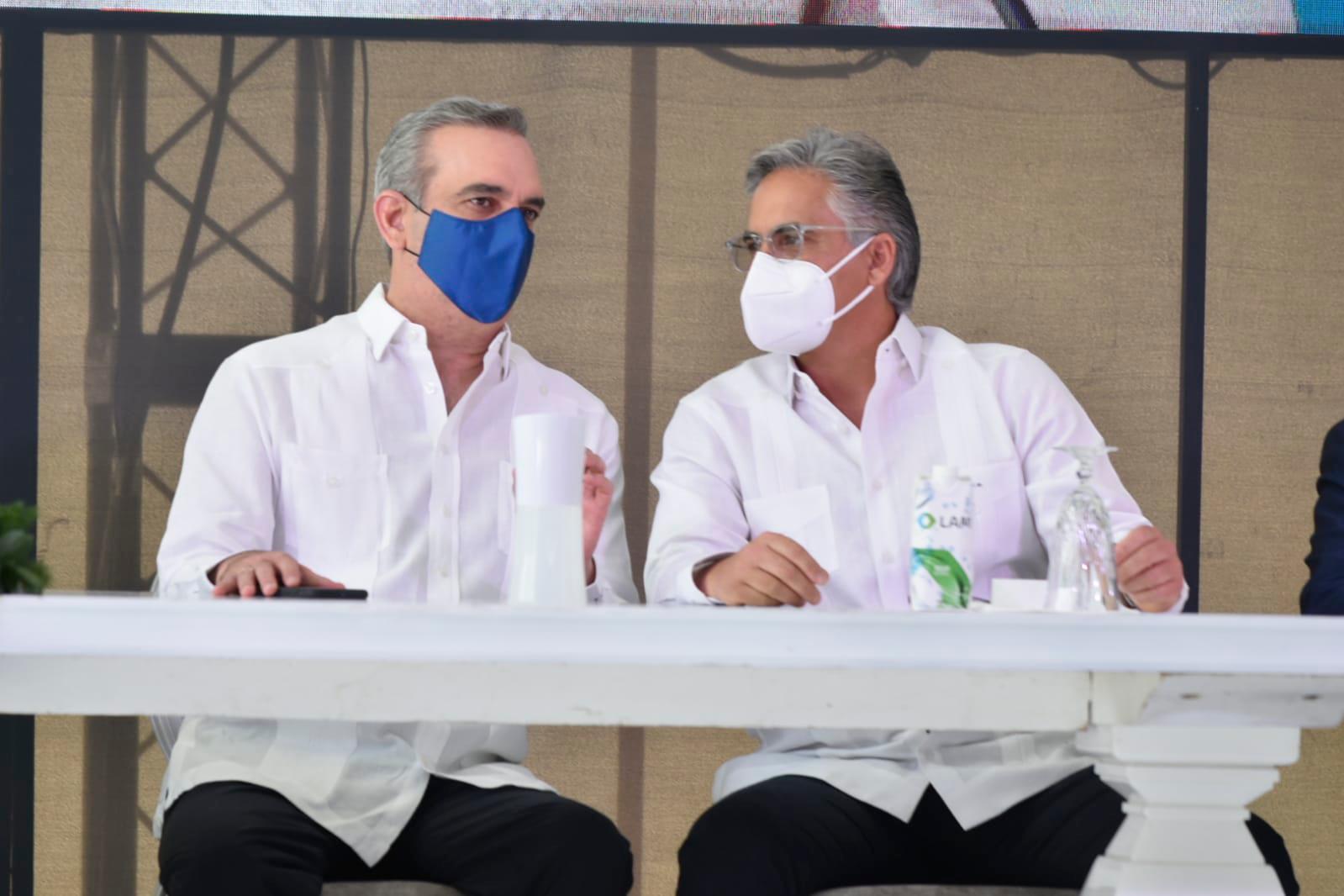 Luis Abinder junto al presidente de Laboratorios LAM, Pavel García