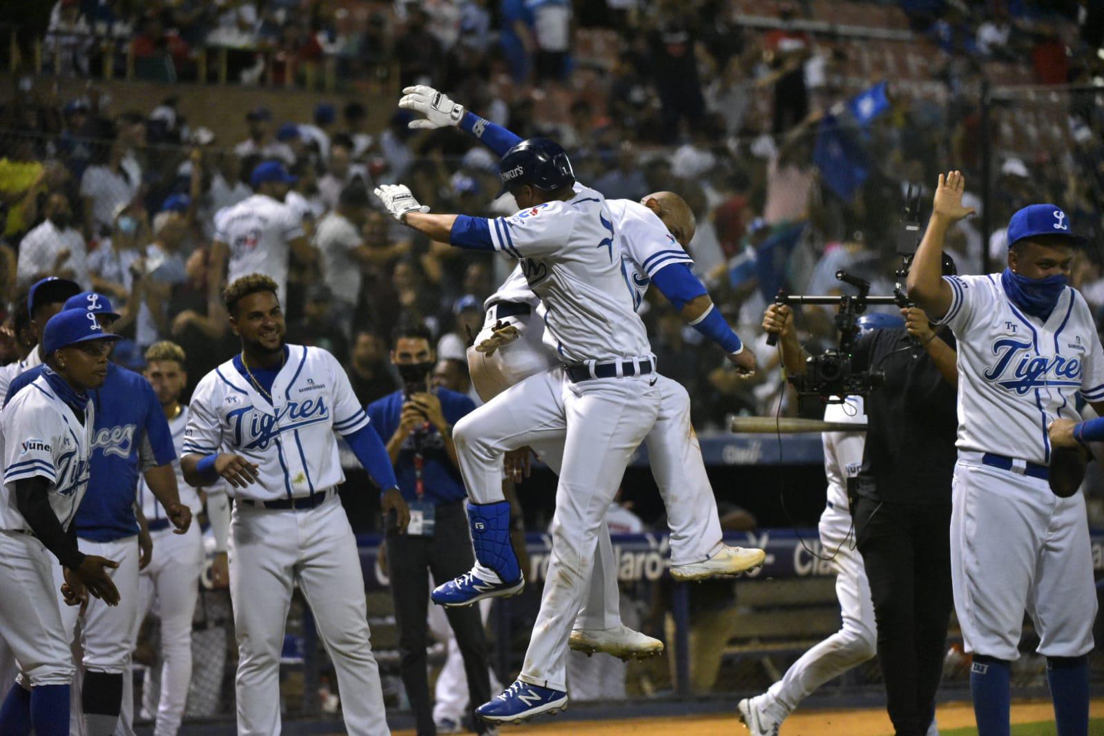 Jugadores de los Tigres del Licey celebran la victoria 4-0 frente a los Leones del Escogido, en la jornada de la pelota invernal dominicana correspondientes al 24 de noviembre del 2021, en el Estadio Quisqueya Juan Marichal. (DL/Félix León)