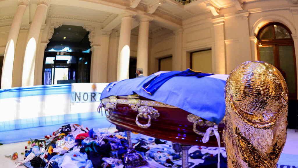 La muerte de Diego Maradona y la emotiva despedida en la Casa Rosada hasta el último adiós en el cementerio. (Fuente externa)