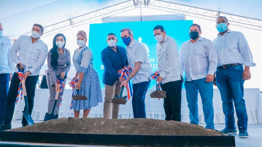 Abinader da primer palazo para construcción de mercado en Monseñor Nouel