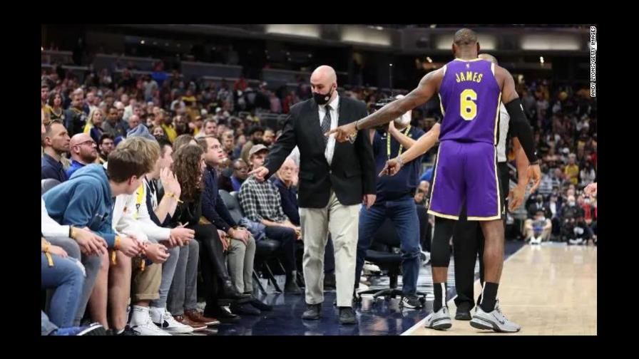 Sacan de pabellón pareja de fanáticos que insultó a Lebron James