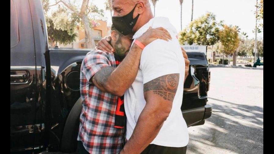 Dwayne Johnson “La Roca” regala su camioneta a un fanático