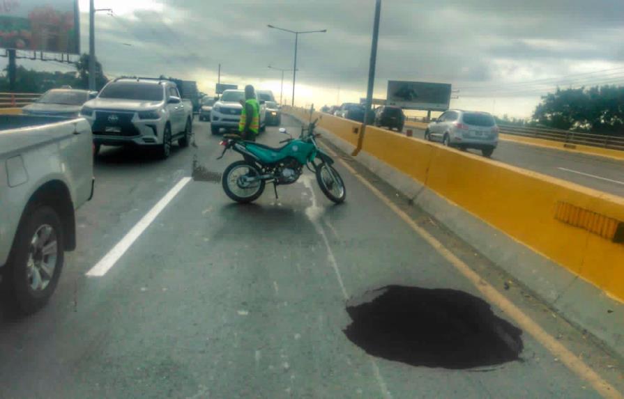 Socavón sobre elevado de la autopista Duarte interrumpe el tránsito