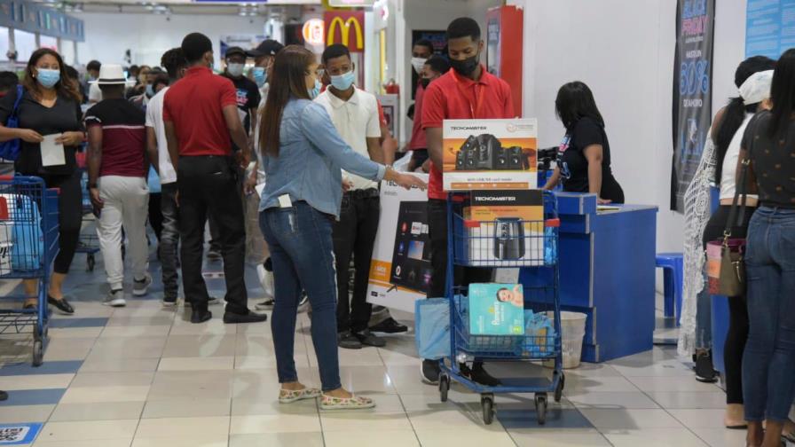 Psicólogos atribuyen auge de Viernes Negro a propaganda, diferencia en precios y cercanía con Navidad
