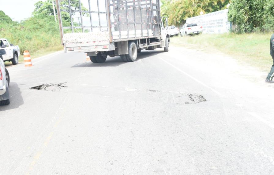 Un hundimiento del asfalto afecta el tránsito carretera San Pedro-Hato Mayor