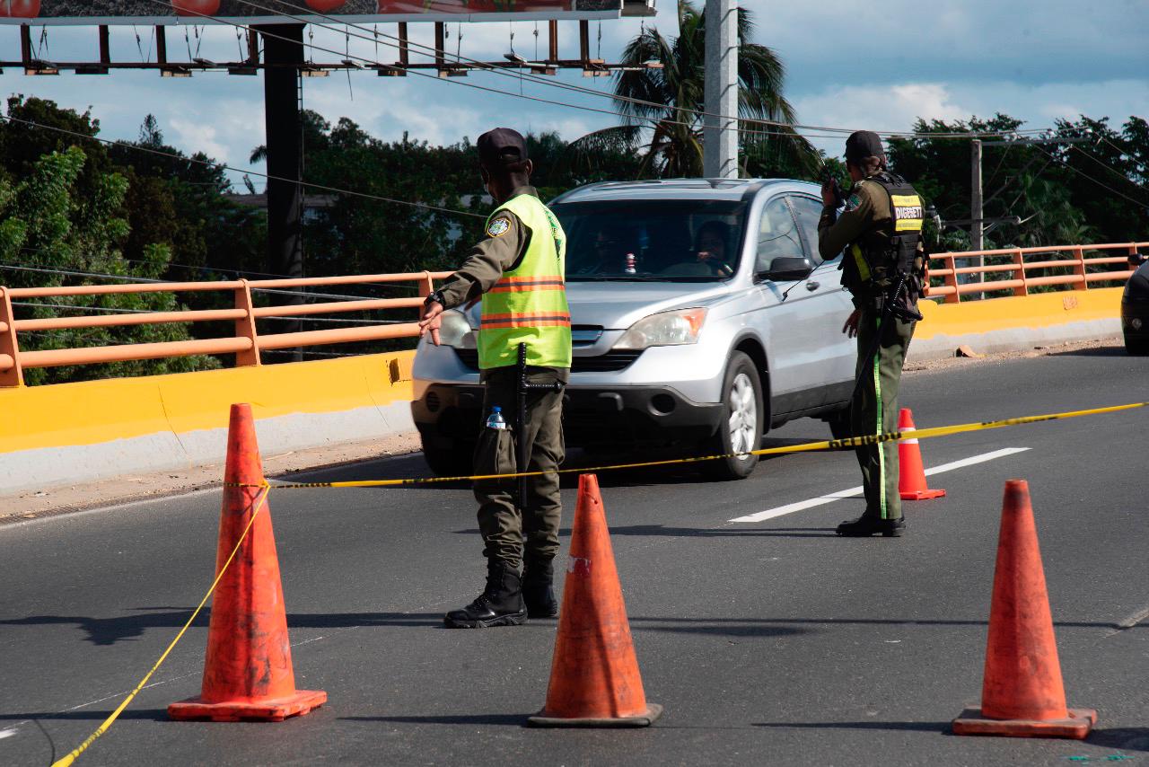 El socavón en el elevado de la autopista Duarte.