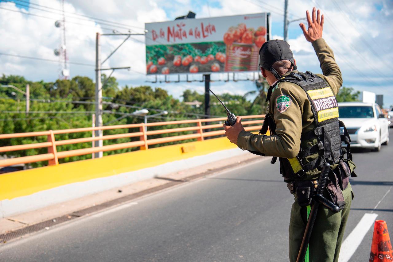 El socavón en el elevado de la autopista Duarte.