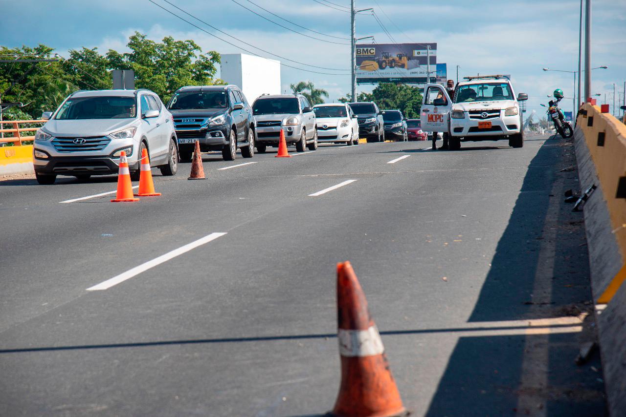 El socavón en el elevado de la autopista Duarte.
