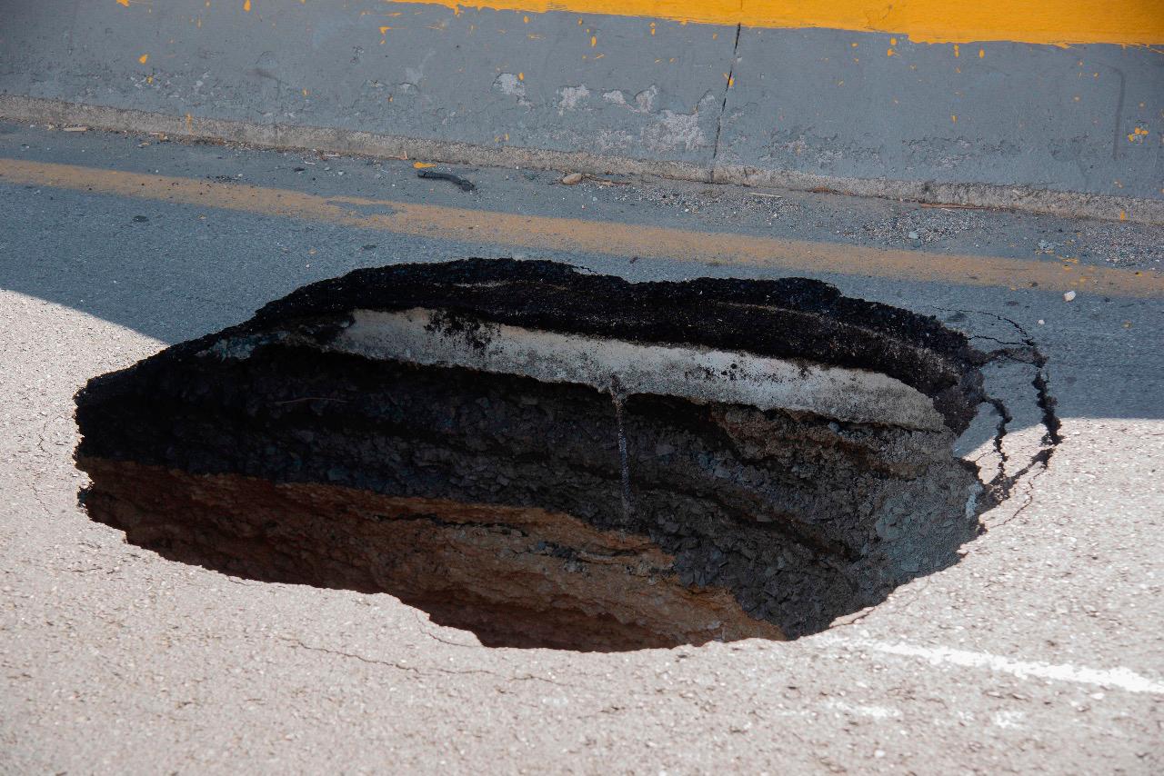 El socavón en el elevado de la autopista Duarte.