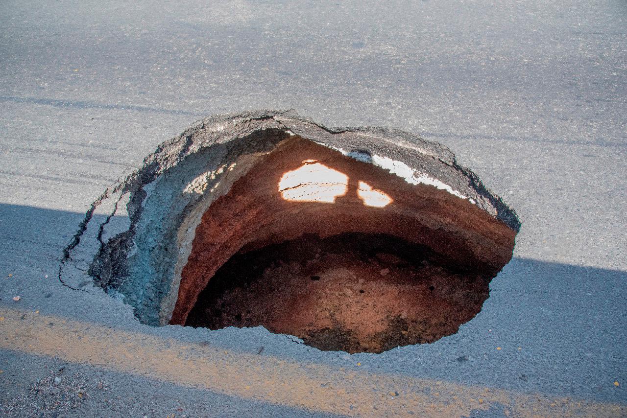 El socavón en el elevado de la autopista Duarte.