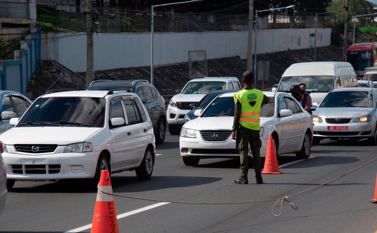 El socavón en el elevado de la autopista Duarte.