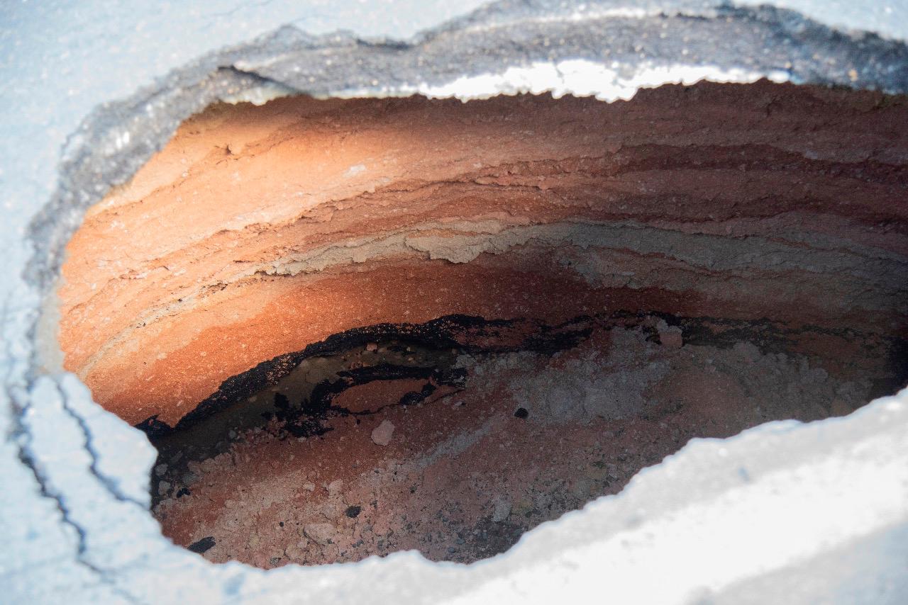 El socavón en el elevado de la autopista Duarte.