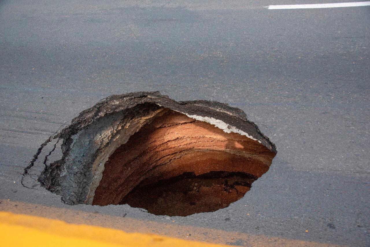 El socavón en el elevado de la autopista Duarte.