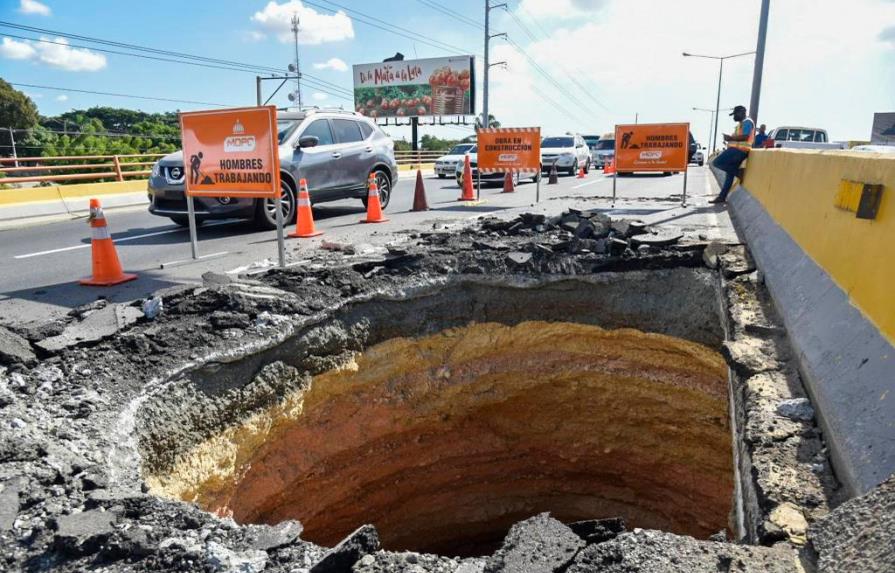 Inician reparación del socavón en elevado de la autopista Duarte