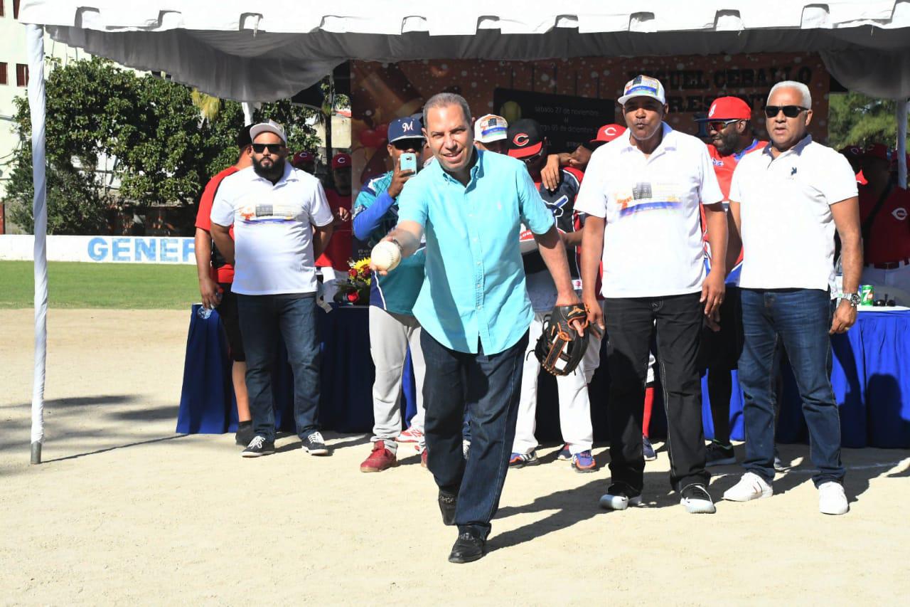 El ingeniero Garibaldy Bautista, presidente de la Federación Dominicana de Softbol lanza la primera bola para dejar inaugurado el clásico de softbol Miguel Ceballos, Confraternidad Navideña. (Fuente externa)