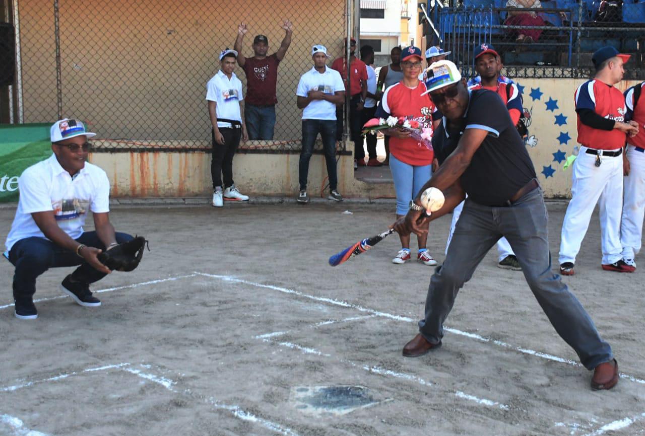 Martin de los Santos es el bateador y Bernardo Alcántara el receptor de honor, en la inauguración del clásico de softbol Miguel Ceballos, Confraternidad Navideña. (Fuente externa)