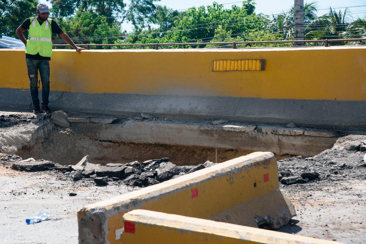 Reparación del socavón en elevado de la autopista Duarte.
