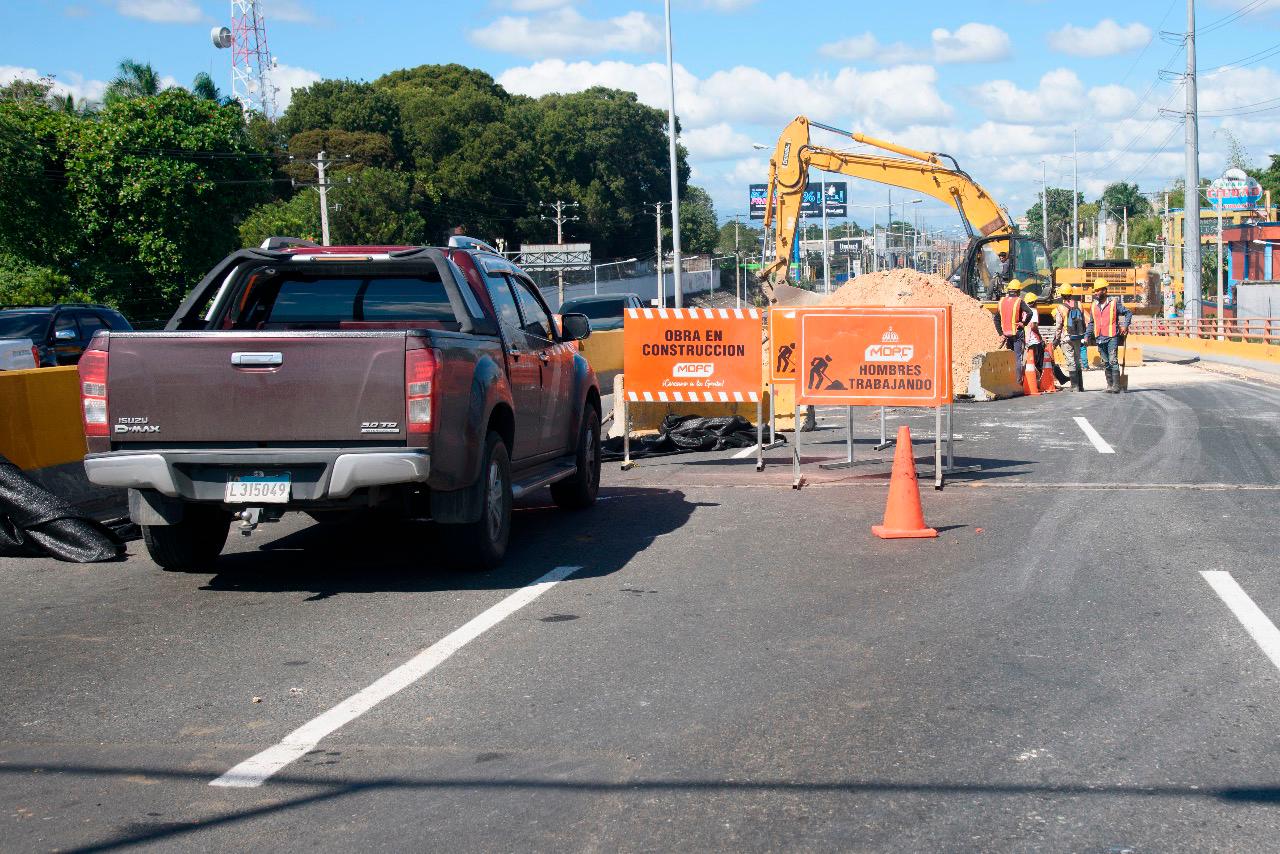 Reparación del socavón en elevado de la autopista Duarte.
