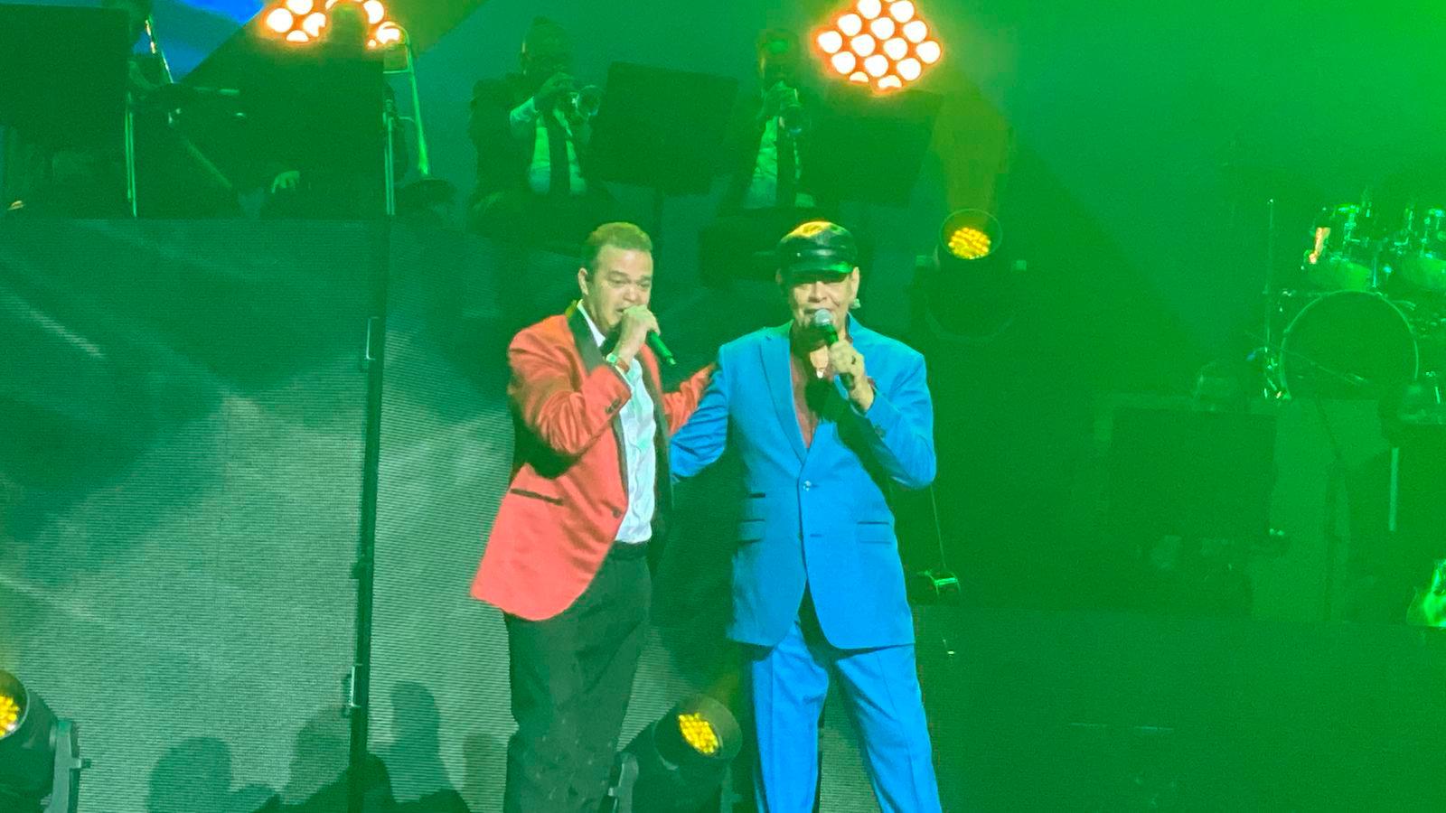 Alex Bueno y Villalona en la interpretación de los temas “Amada mía/Piel canela”