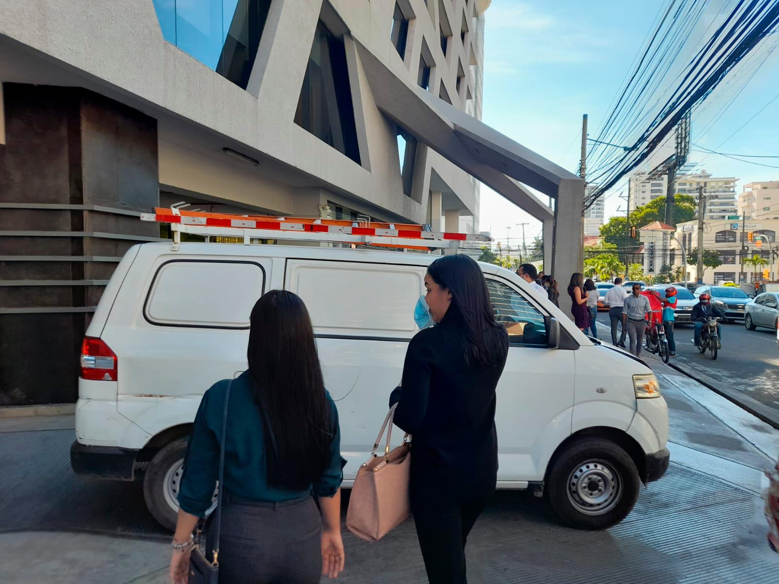 Evacuan personal de torre JMMB.