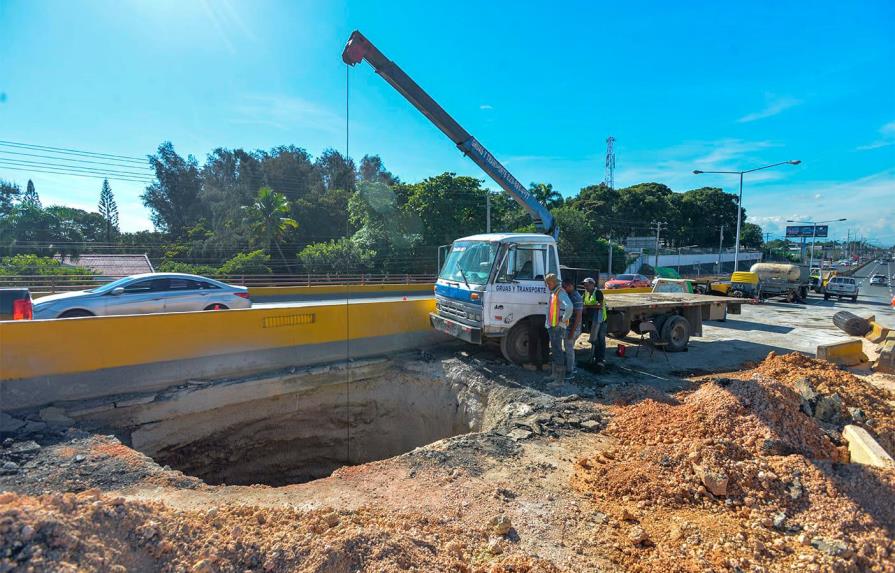 Obras Públicas estima en 15 días solucionará socavón de la autopista Duarte 