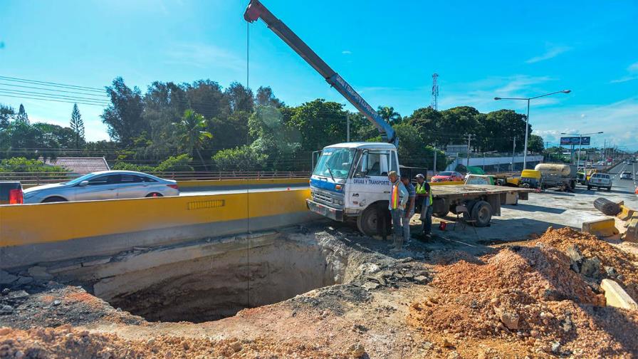 Obras Públicas estima en 15 días solucionará socavón de la autopista Duarte 