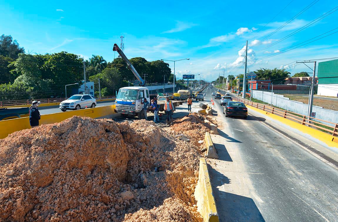 Labores del MOPC en socavón del kilómetro 12 de la autopista Duarte. 