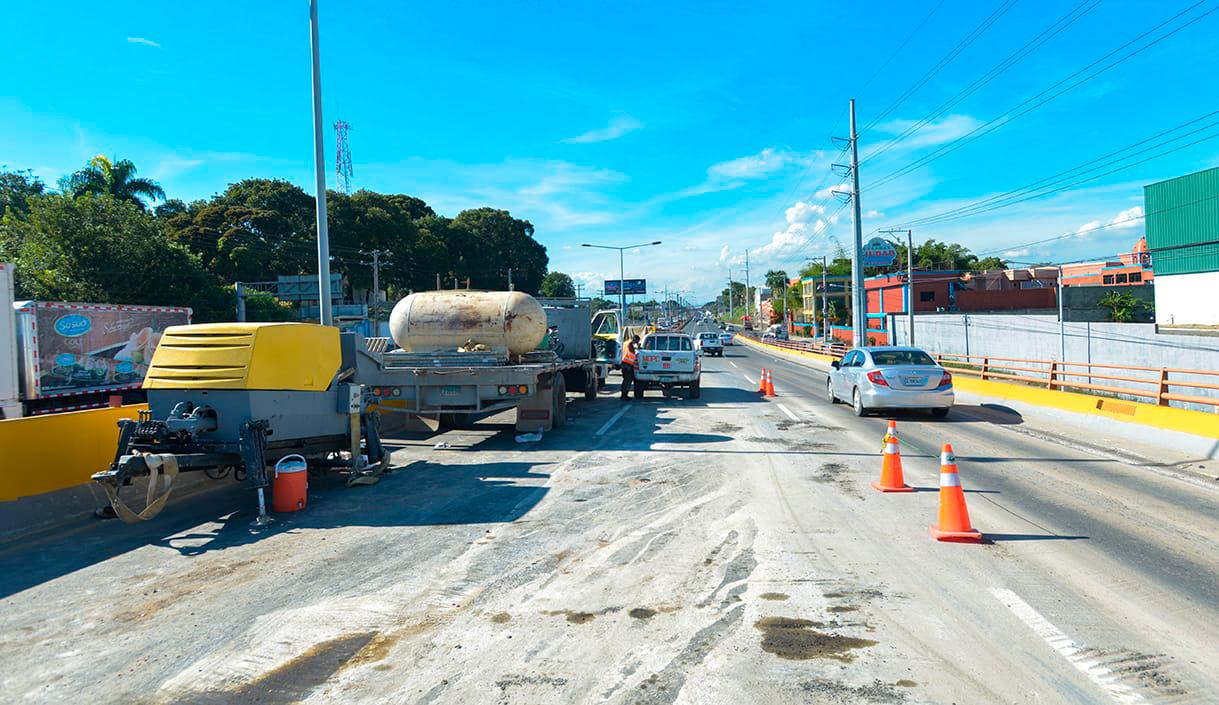 Labores del MOPC en socavón del kilómetro 12 de la autopista Duarte. 