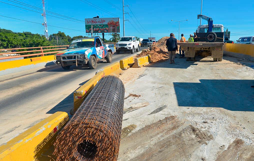 Labores del MOPC en socavón del kilómetro 12 de la autopista Duarte. 