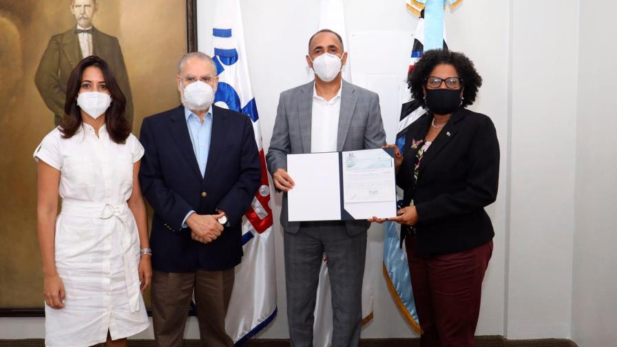 Indotel entrega RD$10 millones a Estadísticas para robustecer datos sobre uso de las TIC Indotel entrega RD$10 millones a Estadísticas para robustecer datos sobre uso de las TIC