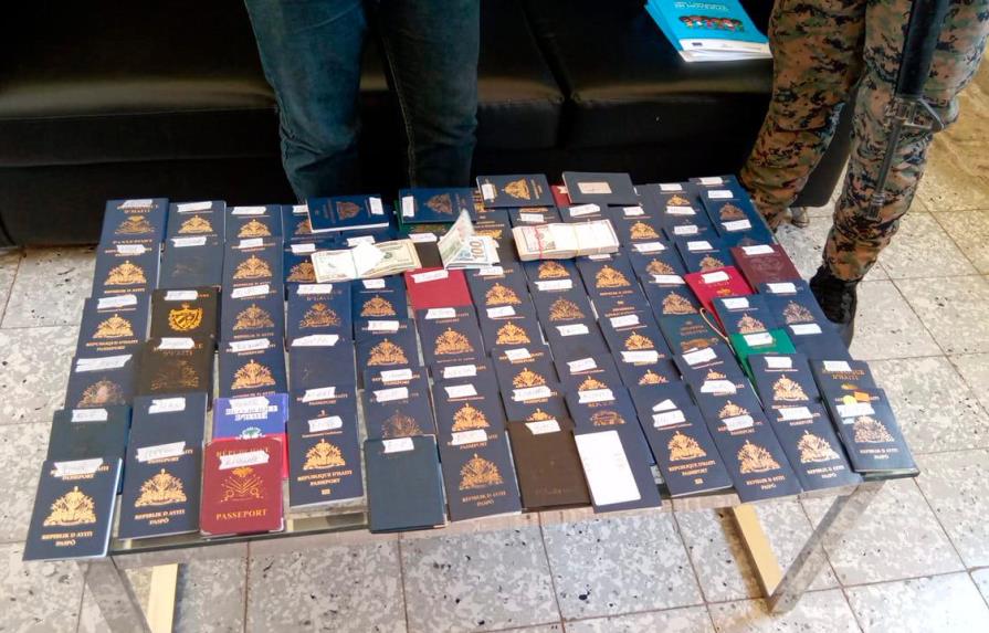 Detienen extranjero con 92 pasaportes y 11 mil dólares en Dajabón