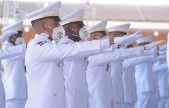 Abinader inviste a 46 cadetes en ciencias militares y una mujer se gana el mayor reconocimiento 