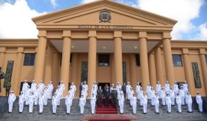 Abinader inviste a 46 cadetes en ciencias militares y una mujer se gana el mayor reconocimiento 