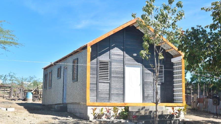 Empresa y varias ONG donan tres viviendas ecoamigables a recicladores