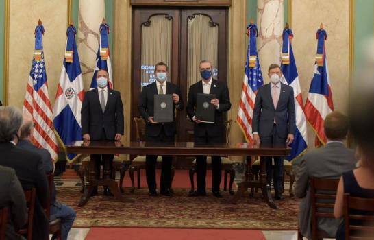 Abinader y gobernador de Puerto Rico acuerdan cooperación en comercio, educación, cultura y deportes 