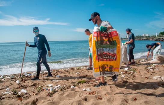 Robinson Canó, Nelson Cruz y otras estrellas de Grandes Ligas recogen basura en playa Montesinos 