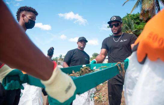 Robinson Canó, Nelson Cruz y otras estrellas de Grandes Ligas recogen basura en playa Montesinos 