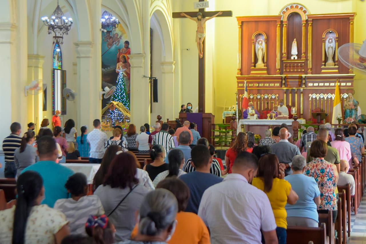 Familiares y allegados de don Adriano Miguel Tejada durante eucaristía.