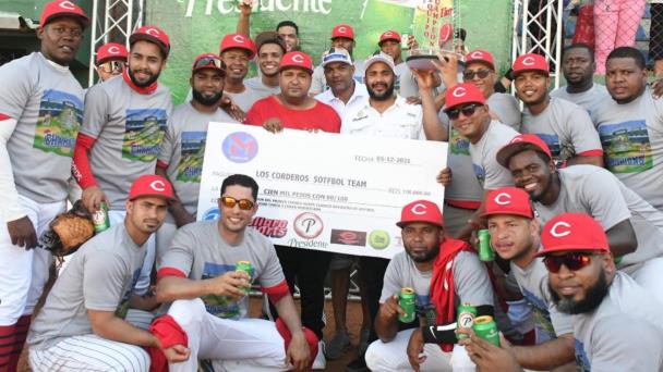Cordero y Villa Juana se coronan en Súper Clásico de softbol Miguel Ceballos