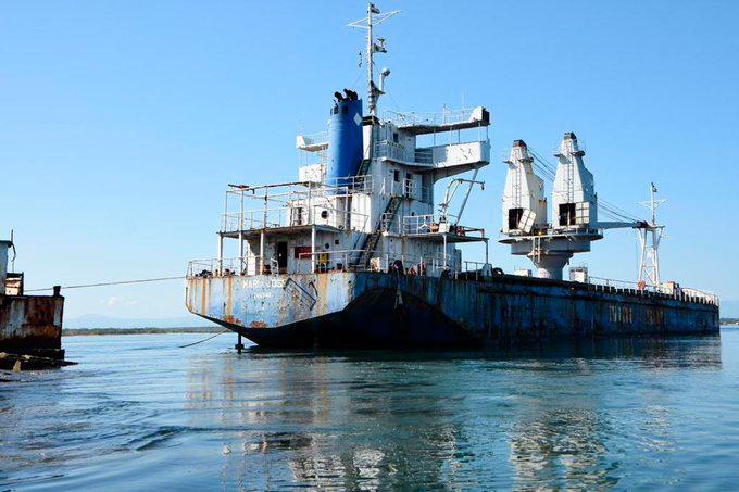 Medio Ambiente saca barco que amenazaba manglares en Manzanillo