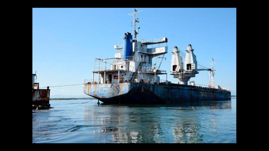 Medio Ambiente saca barco que amenazaba manglares en Manzanillo Medio Ambiente saca barco que amenazaba manglares en Manzanillo