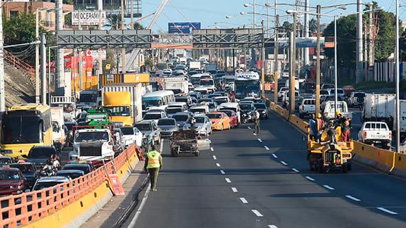 Reanudan el paso vehicular en tramo afectado por socavón. 