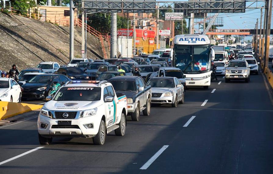 Obras Públicas corrige socavón de la autopista Duarte