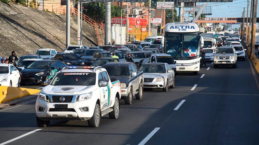 Obras Públicas corrige socavón de la autopista Duarte Obras Públicas corrige socavón de la autopista Duarte