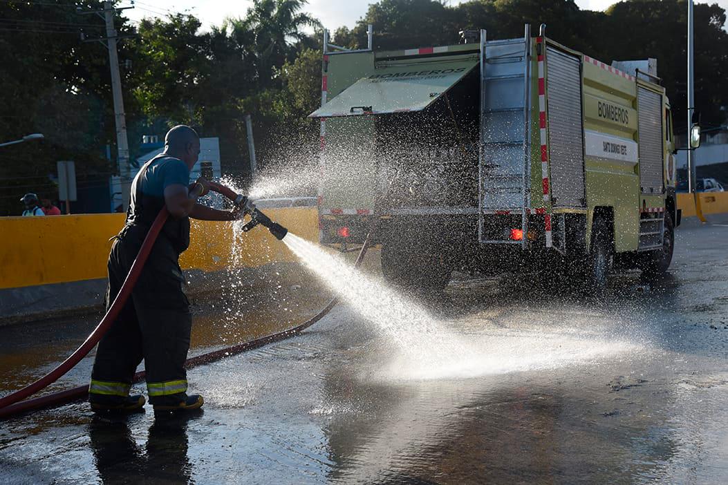 Cuerpo de bomberos limpiaban el área afectada. 