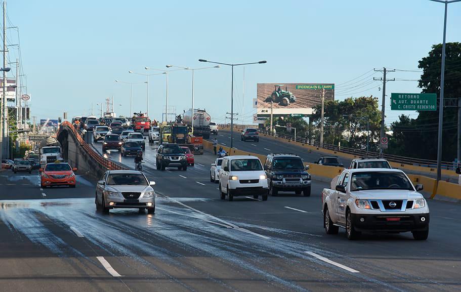 Reanudan el paso vehicular en tramo afectado por socavón. 