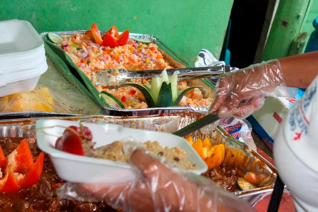 Entregan raciones alimenticias.