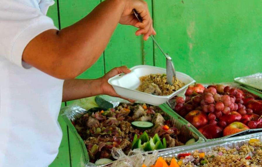 Comedores Económicos llevan alimentos a más de 200 personas en El Seibo